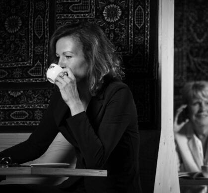 Twee Vrouwen Aan Tafel Met Leut Koffie