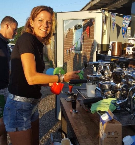 Vrouw Met Zwart Shirt Bij Chromen Koffiemachine